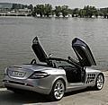 Wie die Coupé-Version vereint auch der neue Mercedes-Benz SLR McLaren Roadster den Mythos der erfolgreichen SLR-Rennsportmodelle aus den Fünfzigerjahren des letzten Jahrhunderts.